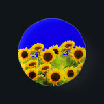 Solblommor Ukraina Flagga Färg-knapp - Frihet Knapp<br><div class="desc">Ukraina - Fred - Ukrainas Flagga Solblommor - Frihetsstöd! Låt oss världen till ett bättre ställe - alla tillsammans! En bättre värld börjar - beroende - behöver du också! Du kan överföra till 1 000 Zazzle-produkter. Ändra storlek och flytta eller ta bort och lägg till inslag/text med anpassning till verktyg....</div>