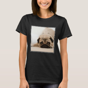 Solbränd kvinnlig mops tee shirt