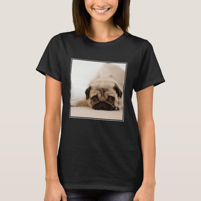 Solbränd kvinnlig mops tee shirt (Framsida)