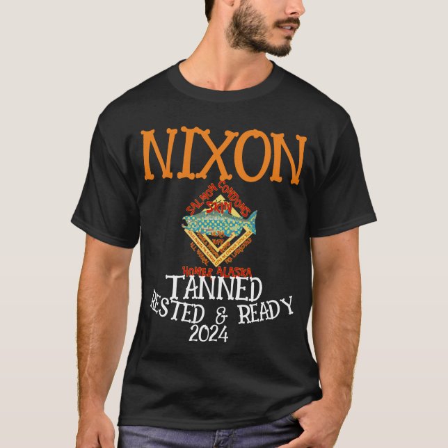 Solbränd Ledig & Redo NIXON 2024 President T Shirt (Framsida)