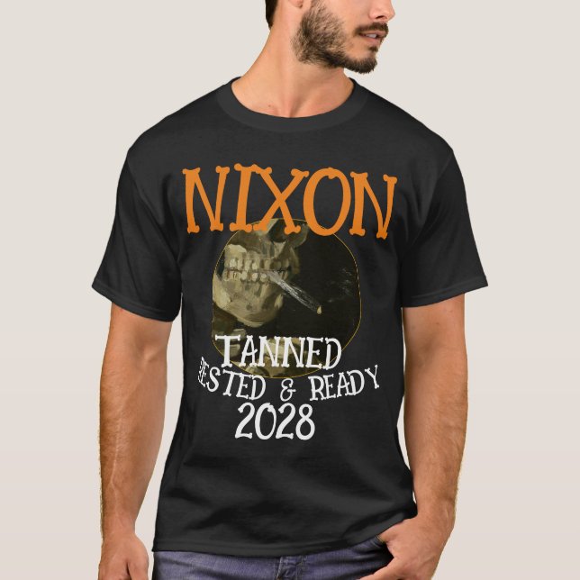 SolbrändUtvilad & Redo NIXON 2028 President T Shirt (Framsida)
