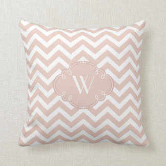 Solbränna- och vitsparre med monogramen kudde