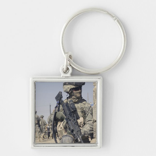 Soldat beväpnad med MK-48 Fyrkantig Silverfärgad Nyckelring (Framsidan)