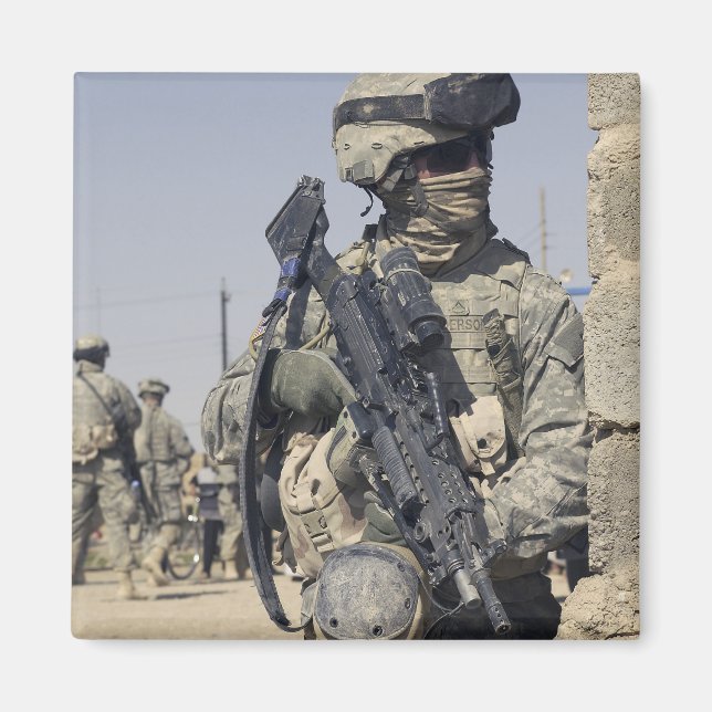 Soldat beväpnad med MK-48 Magnet (Framsidan)
