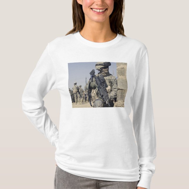 Soldat beväpnad med MK-48 T-shirt (Framsida)