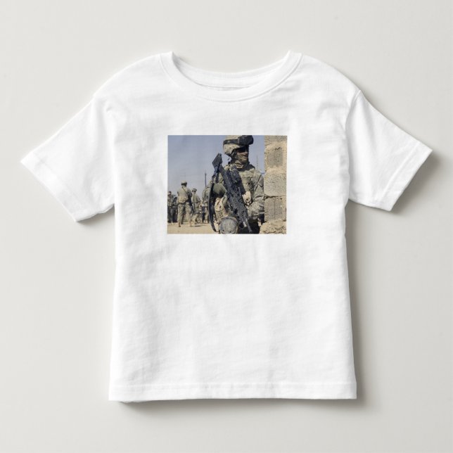 Soldat beväpnad med MK-48 Tee Shirt (Framsida)