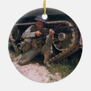 Soldat för världskrig som II knäfaller med det Julgransprydnad Keramik