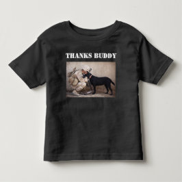 Soldat i arbetsdräkt med sin militära hund t shirt
