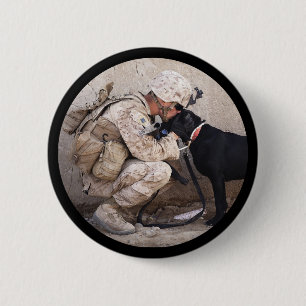 Soldat i Camo med MIlitary Hund Knapp
