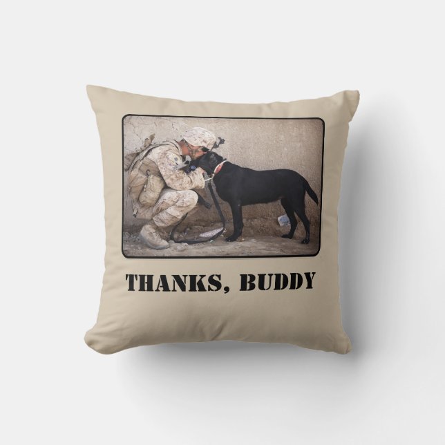Soldat i Fatigues med hans militära Hund Kudde (Framsida)