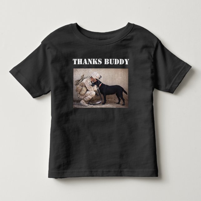 Soldat i Fatigues med hans militära Hund T Shirt (Framsida)
