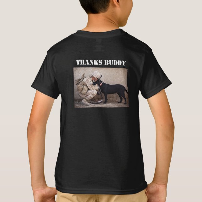 Soldat i Fatigues med hans militära Hund T-Shirt (Baksida)