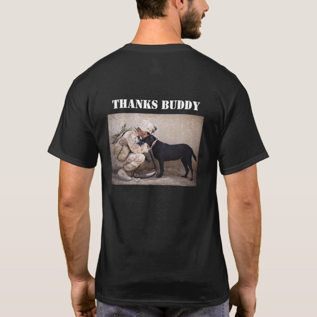 Soldat i Fatigues med hans militära Hund T Shirt (Baksida)
