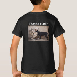 Soldat i tjänstdräkt med sin militära hund t shirt