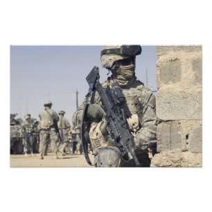 Soldat som beväpnas med en MK-48 Fototryck