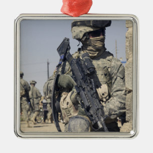 Soldat som beväpnas med en MK-48 Julgransprydnad Metall