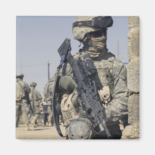 Soldat som beväpnas med en MK-48 Magnet