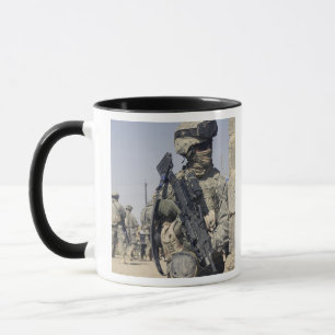 Soldat som beväpnas med en MK-48 Mugg