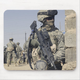 Soldat som beväpnas med en MK-48 Musmatta