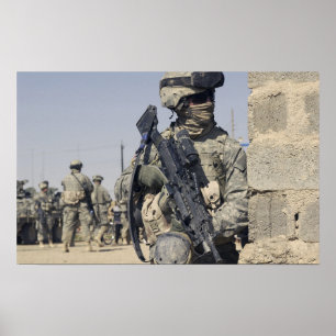Soldat som beväpnas med en MK-48 Poster