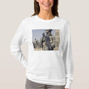 Soldat som beväpnas med en MK-48 T-shirt