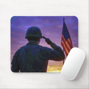 Soldat som gör honnör för amerikanska flaggan i gr musmatta
