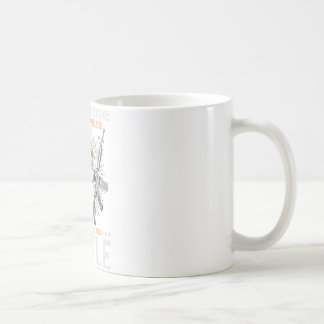 Soldat som står inför kulan i striden kaffemugg