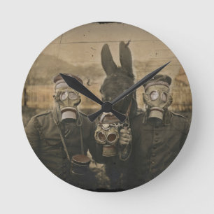 Soldatåsna och gasmaskar rund klocka