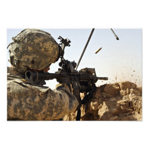 soldaten kopplar in fientliga styrkor fototryck