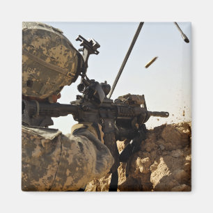 soldaten kopplar in fientliga styrkor magnet