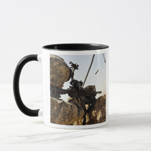 soldaten kopplar in fientliga styrkor mugg