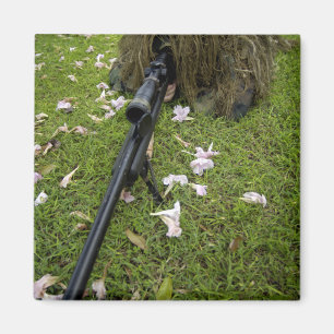 Soldaten övar prickskytttaktik magnet