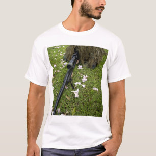 Soldaten övar prickskytttaktik t shirt