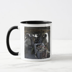 soldater bevakar faror mugg