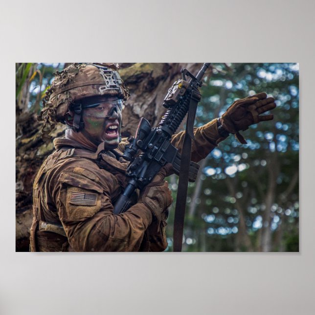Soldater deltar i pågående brandövning poster (Framsidan)