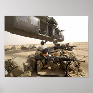 Soldater Demonterar en UH-60 Black Hawk Helicopter Poster