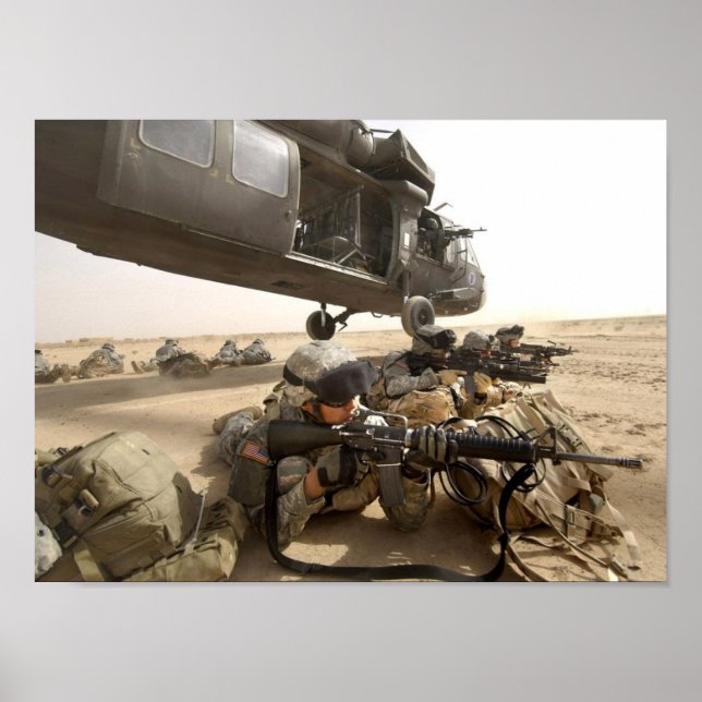 Soldater Demonterar en UH-60 Black Hawk Helicopter Poster (Framsidan)