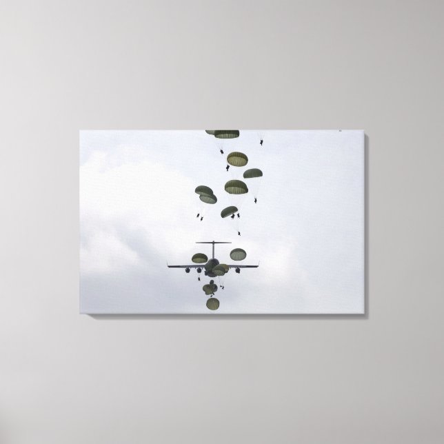 Soldater från armén hoppar ut ur en C-17 Globemast Canvastryck (Framsida)