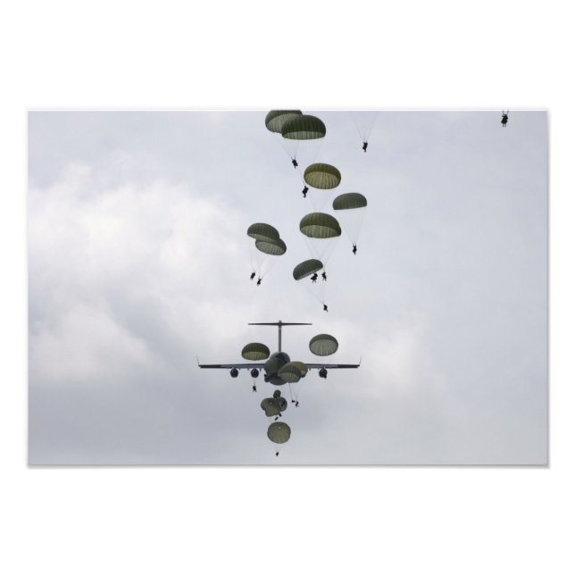 Soldater från armén hoppar ut ur en C-17 Globemast Fototryck (Framsidan)