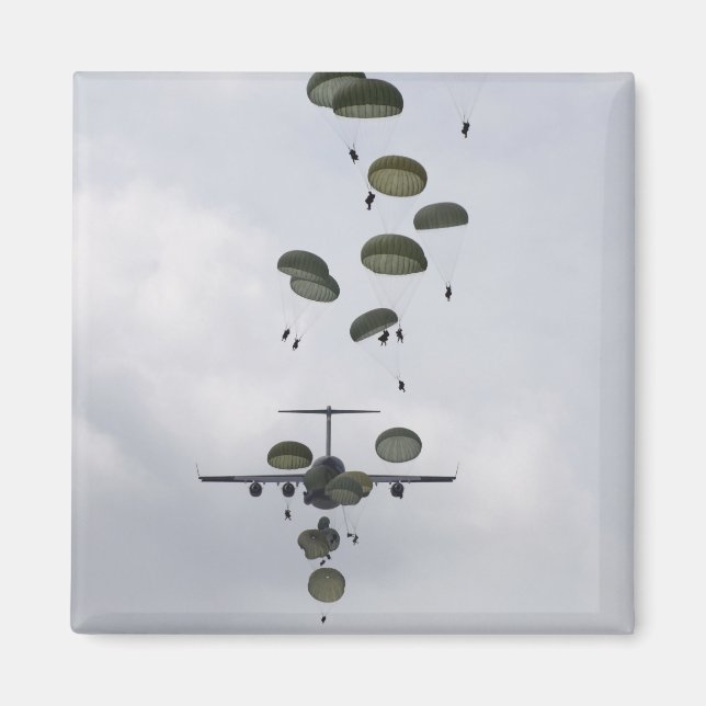 Soldater från armén hoppar ut ur en C-17 Globemast Magnet (Framsidan)