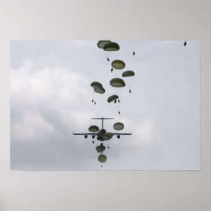 Soldater från armén hoppar ut ur en C-17 Globemast Poster
