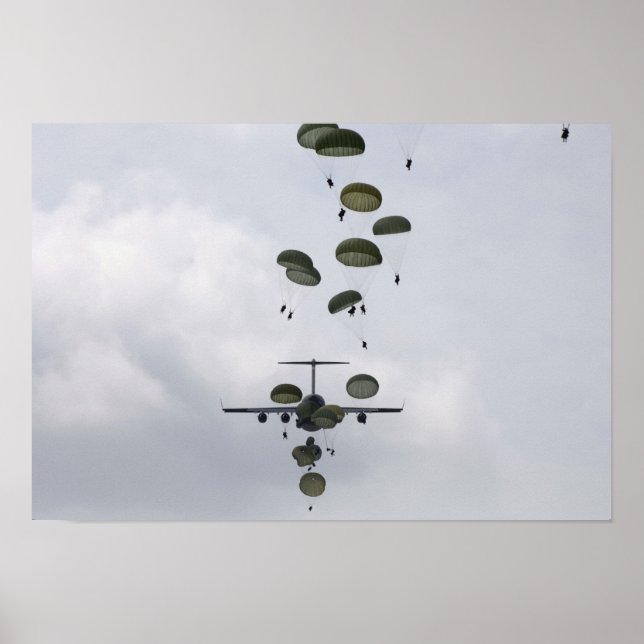 Soldater från armén hoppar ut ur en C-17 Globemast Poster (Framsidan)