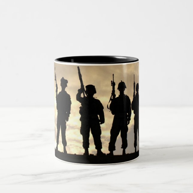 Soldater i Silhouettemilitär Två-Tonad Mugg (Center)