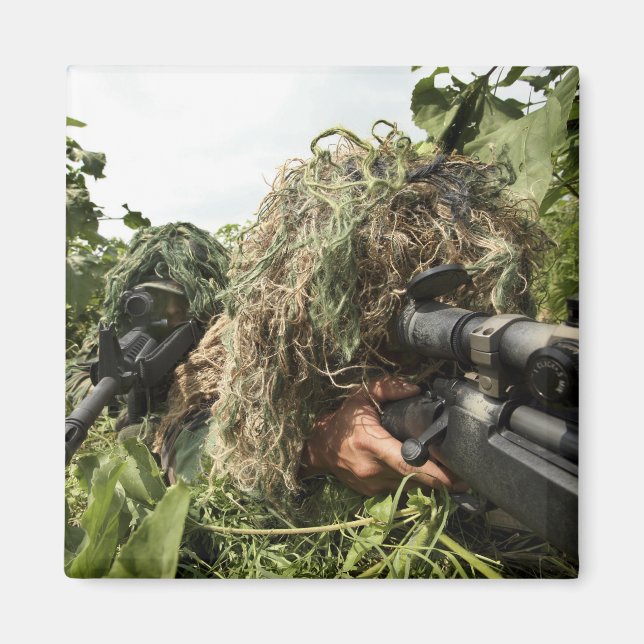 Soldater klädda i ghillie kostym magnet (Framsidan)