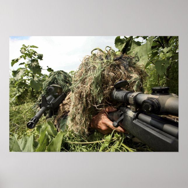 Soldater klädda i ghillie kostym poster (Framsidan)