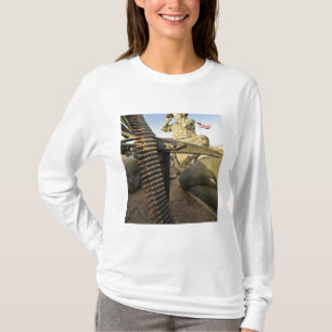 Soldater letar efter fiendens verksamhet t-shirt