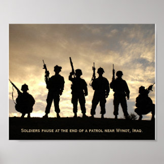 Soldater på Patrol Silhouette mot Himlar Poster