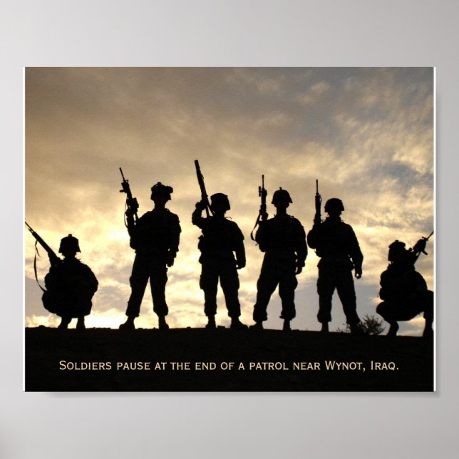 Soldater på Patrol Silhouette mot Himlar Poster (Framsidan)