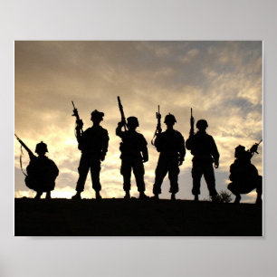 Soldater på patrullens militära Silhouettes Poster