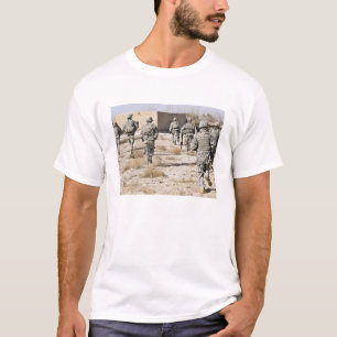 soldater reagerar till en liten ärmarattack t-shirt